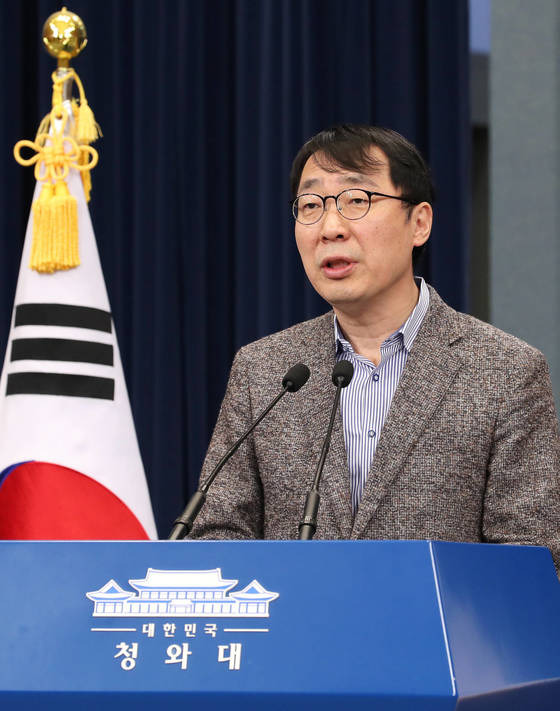 지난주 청가회장을 맡기로 한 윤영찬 청와대 국민소통수석이 춘추관 대브리핑실에서 문재인 대통령 중국 국빈방문과 관련한 종합브리핑을 하고 있다. 청와대 사진기자단