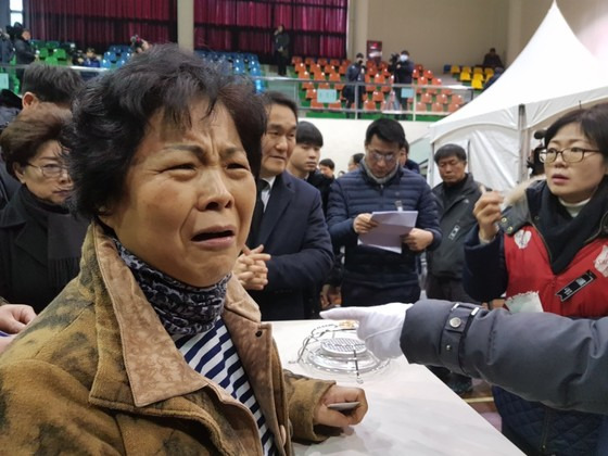 지난 27일 밀양시 문화체육회관에 마련된 밀양 세종병원 화재 참사 합동 분향소에서 한 유가족이 "제대로 된 대책을 마련해달라"며 억울한 심정을 호소하고 있다. 이은지 기자