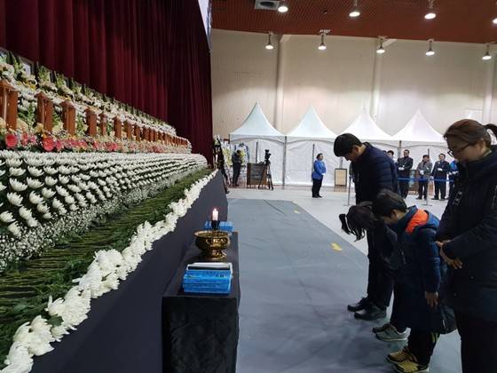 27일 밀양시 밀양문화체육회관에 마련된 세종병원 화재 참사 사망자 37명의 합동분향소에서 시민들이 조문하고 있다. 이은지 기자