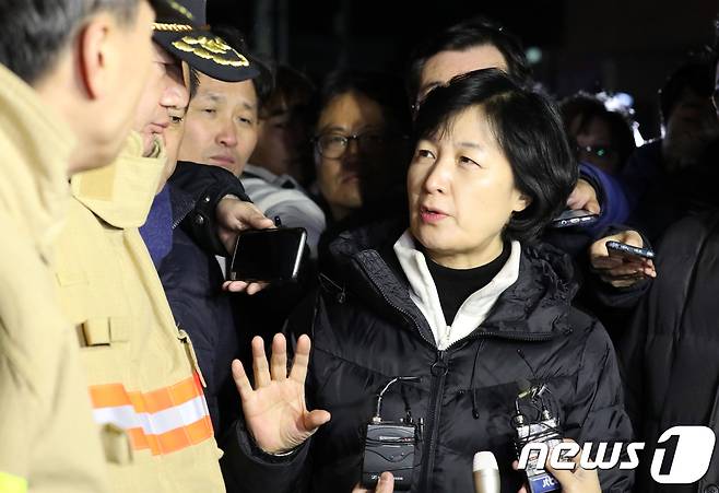 추미애 더불어민주당 대표가 26일 오후 경남 밀양시 가곡동 세종병원을 찾아 화재 현장을 둘러보고 있다. 2018.1.26/뉴스1 © News1 여주연 기자