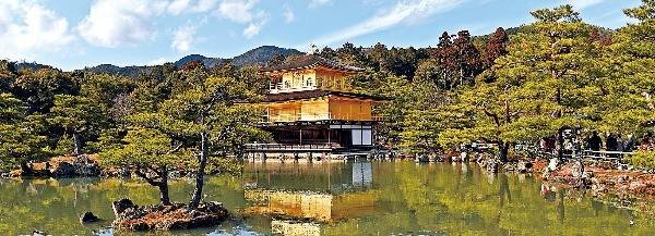 잔잔한 호수에 떠 있는 듯 우아하고 화려한 자태를 뽐내는 긴카쿠지 3층 누각