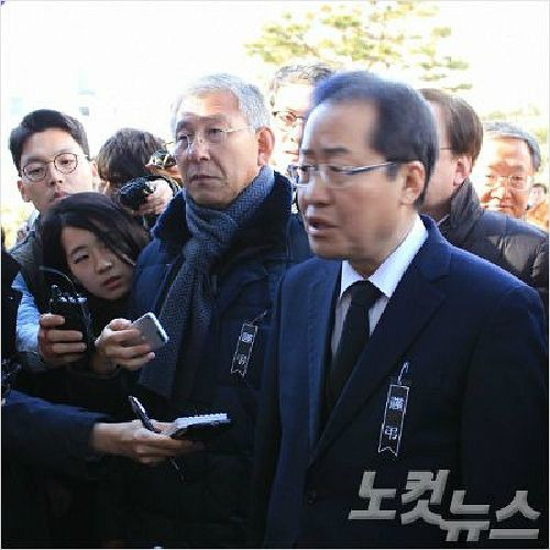 홍준표 자유한국당 대표가 지난 27일 밀양합동분향소를 방문해 분향한 후 기자들의 질문에 답을 하고 있다.(사진=울산CBS 이상록 기자)