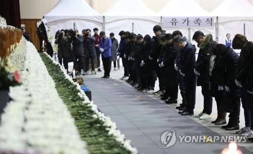 밀양 화재 합동분향소 찾은 제천 화재 참사 유가족들 (밀양=연합뉴스) 류효림 기자 = 제천 화재 참사 유가족들이 28일 오전 경남 밀양시 삼문동 밀양문화체육회관에 마련된 밀양 세종병원 화재 희생자 합동분향소를 찾아 조문하고 있다. 2018.1.28