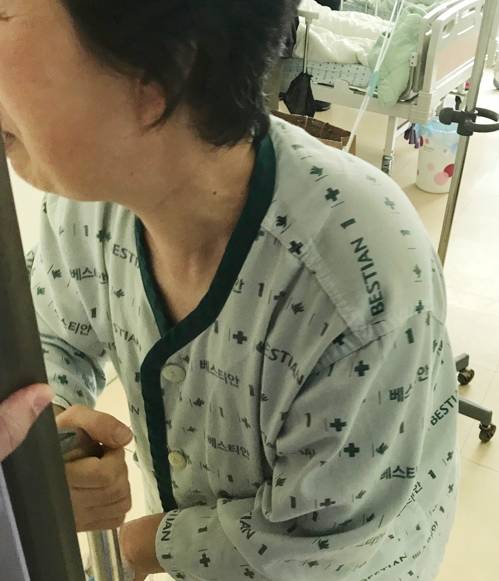 지난 26일 밀양 세종병원에서 환자를 구조하는 과정에서 연기를 들이마셔 부산 베스티안병원에서 치료 중인 요양보호사 이모(58) 씨. 이 씨는 자신은 당연히 해야 할 일을 했을 뿐이라며 얼굴이 알려지기를 원하지 않았다. [김선호 기자]