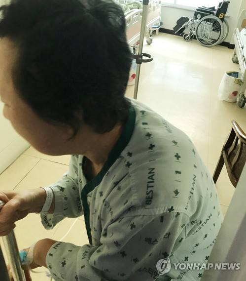 밀양 세종병원 화재 때 환자 16명 지킨 요양보호사 (부산=연합뉴스) 김선호 기자 = 지난 26일 밀양 세종병원 화재 때 자신이 돌보던 환자를 끝까지 책임져 무사히 대피시킨 50대 요양보호사의 활약이 뒤늦게 알려졌다. 구조·대피 과정에서 유독가스를 들이마셔 병원에 치료 중인 요양보호사 이모(58·여) 씨. 그는 자신은 당연히 해야 할 일을 했을 뿐이라며 얼굴이 알려지기를 원하지 않았다. 2018.1.28 wink@yna.co.kr