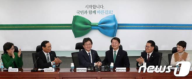 공동통합추진위원장인 안철수 국민의당 대표(오른쪽 세번째)와 유승민 바른정당 대표가29일 오전 서울 여의도 국회 의원회관에서 열린 통합추진위 제1차 확대회의에서 악수를 하고 있다. 2018.1.29/뉴스1 © News1 박세연 기자