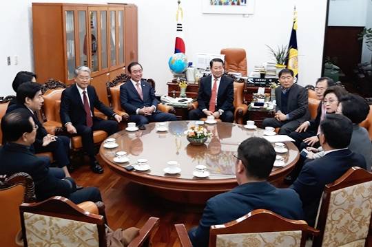 국민의당 중립파가 야권 재편의 캐스팅보트로 떠올랐다. 10여명에 이르는 당 중립파의 결정에 따라 통힙신당의 3당 체제에서 다시 원내 4당 체제로까지 재편이 가능한 상황이다. 사진은 지난 5일 국민의당 중립파로 뷴류된 의원들의 모임.(자료사진)ⓒ데일리안DB