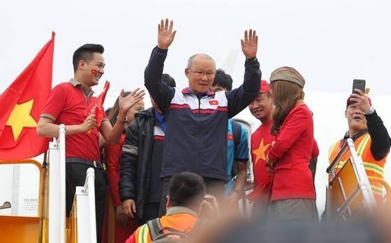 박항서 감독의 베트남 축구대표팀이 28일 베트남 국민의 대대적 환영 속에 귀국했다. 대표팀은 중국 창저우에서 이날 특별기를 타고 출발해 베트남 수도 외곽에 있는 노이바이 국제공항에 도착했다. 박 감독이 비행기에서 내려오며 환영 인파에 손을 흔들어 인사하고 있다. [연합뉴스]