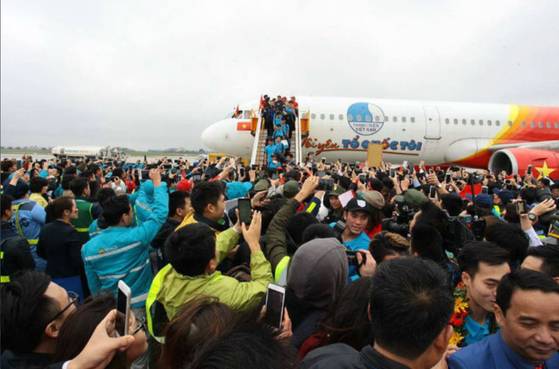 박항서 감독의 베트남 축구대표팀이 28일 노이바이 국제공항에 도착했다. 환영나온 시민들이 운집해 있다.[ 사진 베트남 포털 24h.com]