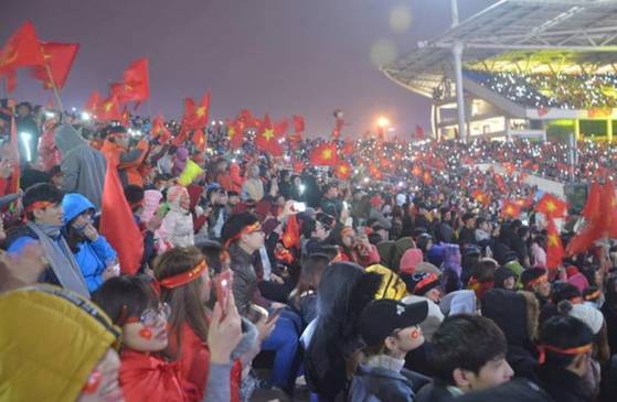 박항서 감독의 베트남 축구대표팀 공식 환영행사가 28일 베트남 미딘 국립경기장에서 열렸다. 환영 인파가 운집해 있다. [사진 베트남 포털 24h.com]