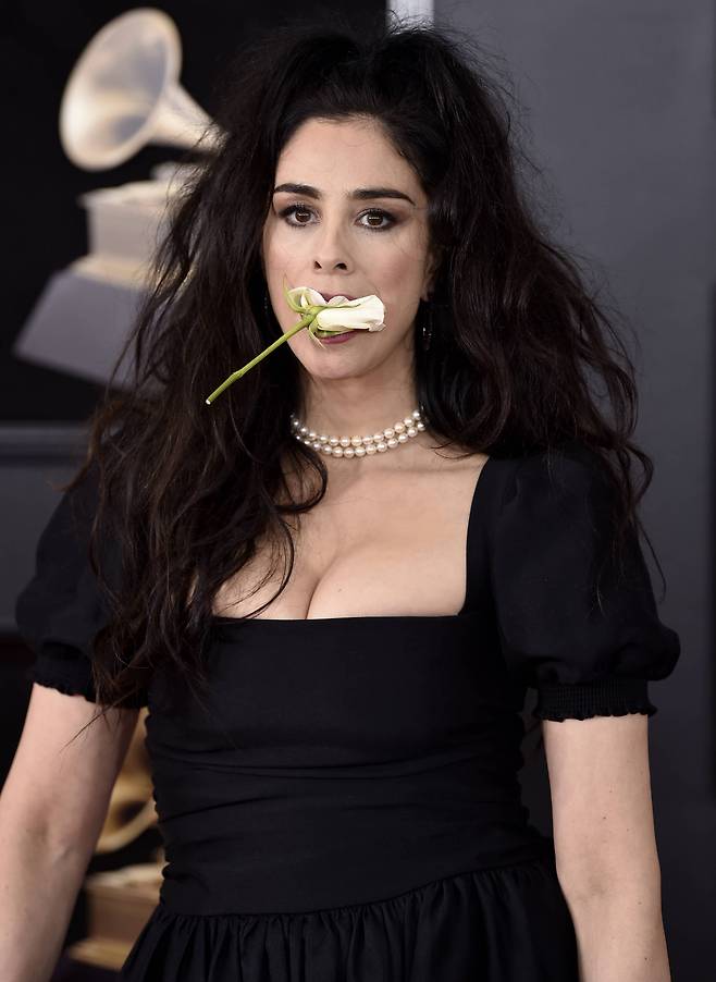 Sarah Silverman이 흰 장미를 입에 물고 있다. [AP=연합뉴스]