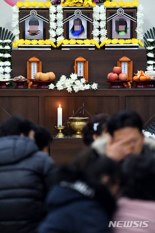 【장흥=뉴시스】신대희 기자 = 27일 오후 전남 장흥군의 한 장례식장에서 서울 종로구의 한 여관에서 방화로 숨진 세모녀의 장례가 치러지고 있는 가운데, 가족과 이웃들이 빈소에서 오열하고 있다. 2018.01.27.   sdhdream@newsis.com