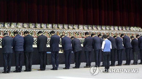 밀양 합동분향소 조문 행렬 (밀양=연합뉴스) 김준범 기자 = 29일 오전 경남 밀양시 삼문동 밀양문화체육회관에 마련된 밀양 세종병원 화재 희생자 합동분향소에 조문객 발길이 이어지고 있다. 2018.1.29      psykims@yna.co.kr