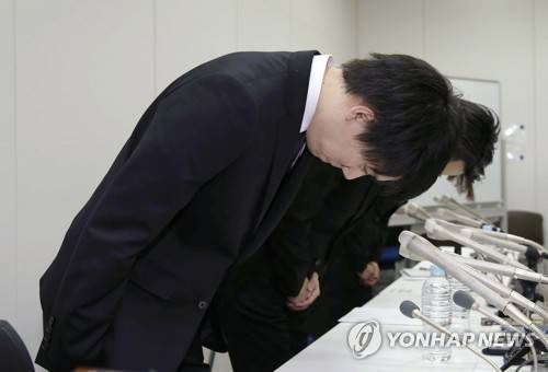 일본 사상최대 5천600억원 가상화폐 해킹 피해 (도쿄 교도=연합뉴스) 27일 새벽 가상화폐 거래소인 코인체크의 경영진이 일본 도쿄(東京)에서 기자회견을 열고 사과하고 있다. 이들은 이날 580억엔(약 5천648억원) 규모의 가상화폐 해킹 사고가 발생했다고 발표했다. 2018.1.27      bkkim@yna.co.kr