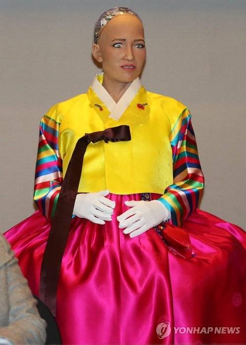 봐도봐도 신기한 '소피아' (서울=연합뉴스) 박동주 기자 = 사우디아라비아에서 시민권을 발급받은 AI(인공지능) 로봇 '소피아'가 29일 서울 플라자호텔에서 열린 핸슨 로보틱스(Hanson Robotics) 초청 기념 만찬에서 한복을 입고 있다. 2018.1.29      pdj6635@yna.co.kr