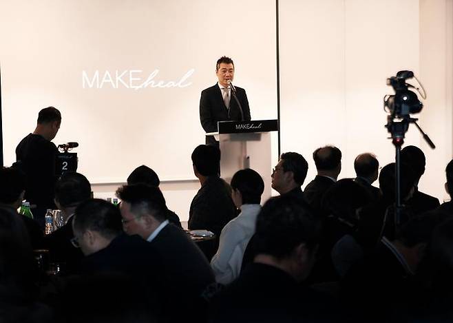 메이크힐 론칭 파티에서 박철우 대표가 발언하고 있다.(사진제공=엘엔피코스메틱)