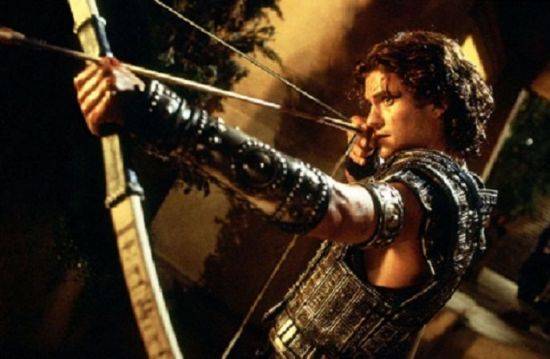 영화 '트로이'에서 팔목보호대를 찬 궁사로 등장하는 파리스 왕자의 모습. 브래지어의 어원으로 알려진 프랑스어, 브라시에르는 영어 브레이서(Bracer)와 같은 뜻으로 원래는 팔목보호대란 뜻이었던 것으로 알려져있다.(사진=영화 '트로이' 장면 캡쳐)