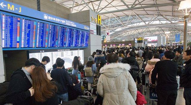 인천국제공항 출국장 탑승수속 카운터 전광판 밑에서 여행객들이 수속 절차를 기다리고 있다. /조선일보 DB