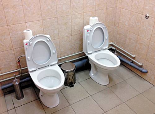 2014 소치 겨울올림픽 선수촌에 칸막이 없이 변기 나란히 배치된 ‘쌍둥이’ 화장실. [중앙포토]