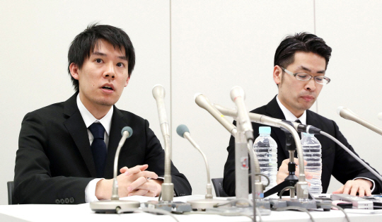 와다 고이치로(왼쪽) 코인체크 사장이 26일 도쿄에서 진행한 해킹 관련 기자회견에서 기자들의 질문에 답하고 있다. /도쿄=AP연합뉴스