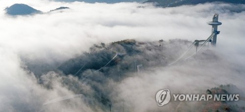 '구름보다 높은' 스키점프 센터 [연합뉴스 자료사진]