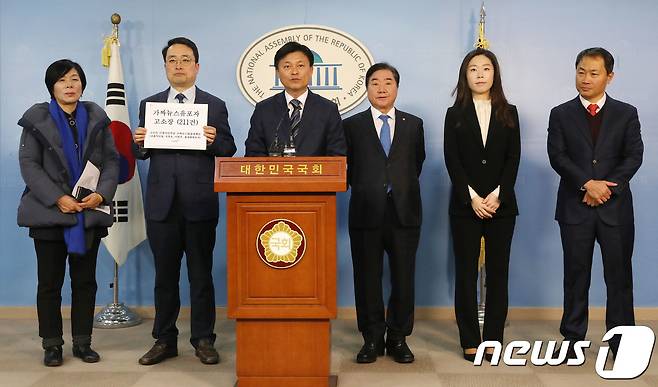 조용익 더불어민주당 가짜뉴스법률대책단장이 지난 29일 오전 서울 여의도 국회에서 인터넷 상 가짜뉴스 유포 및 명예훼손 고소 기자회견을 하고 있다.© News1 박세연 기자