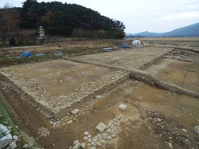 경주 낭산 기슭에서 발견된 대형왕실사원 추정 유적의 일부인 대석단 건물터. 국내 발굴사상 최대규모의 기단부와 회랑을 두른 시설터다. 뒤쪽에 전 황복사터 3층석탑과 낭산 자락이 보인다.