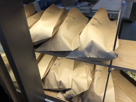 오전 7시30분 오픈과 동시에 예약을 받은 컨트리 브레드가 종이 봉투 안에서 주인을 기다리고 있다. 하루 딱 1번, 오픈 직후에 20개까지만 예약을 받는다.