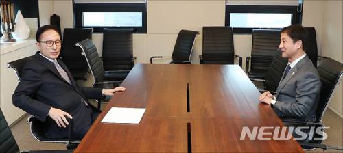 【서울=뉴시스】김진아 기자 =  이명박 전 대통령이 31일 오후 서울 강남구 사무실을 찾은 한병도 청와대 정무수석으로부터 평창 동계올림픽 초청장을 받은 뒤 대화하고 있다.    문재인 대통령의 지시에 따라 한 수석은 평창올림픽 초청장을 이 전 대통령에게 직접 전달했다. 2018.01.31. photo@newsis.com