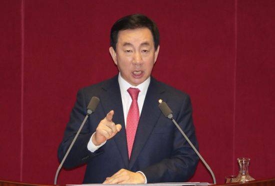 자유한국당 김성태 원내대표가 1일 오전 열린 국회 본회의에서 교섭단체 대표연설을 하고 있다.(제공=연합뉴스)