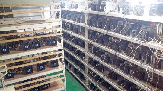 최근 가상화폐 투기가 늘면서 안전 인증을 받지 않은 가상화폐 채굴기계의 불법 채굴수입이 늘고 있는 가운데 관세청이 지난해 11∼12월 적발한 시가 13억 원 상당의 가상화폐 채굴기 454대가 현장에서 작동하고 있다.   관세청 제공