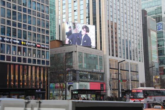 서울 강남역 인근의 한 빌딩 스크린에는 프로듀스 101 출신 가수 사무엘의 생일(1월 17일) 축하 광고가 나왔다. ［ 사진 국가대표광고 ］