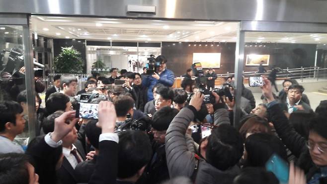자유한국당 출입금지 문제를 놓고 2일 오후 국회 본청 1층 로비에서 MBN 기자들과 장제원 한국당 수석대변인이 설전을 벌이고 있다. 정환보 기자