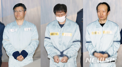 【서울=뉴시스】김선웅 기자 = 박근혜 정부 당시 국정원 특활비를 청와대에 전달한 혐의를 받는 정호성(왼쪽부터), 안봉근, 이재만 전 청와대 비서관이 2일 오후 서울 서초구 서울중앙지방법원에서 열린 5차 공판에 출석하고 있다. 2018.02.02. mangusta@newsis.com