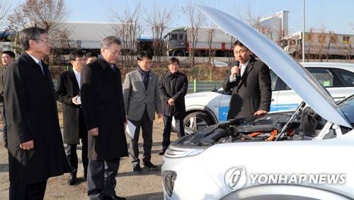 문 대통령, '자율주행 차량 엔진룸은?' (서울=연합뉴스) 김주형 기자 = 문재인 대통령이 2일 오전 서울 서초구 만남의 광장 휴게소에서 신형 수소 자율차량인 넥쏘를 시승하기 앞서 현대자동차 자율차 개발팀장인 이진우 상무(오른쪽)로부터 설명을 듣고 있다.     kjhpress@yna.co.kr