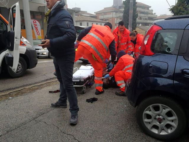 이탈리아 마체라타에서 무차별 총격 사건이 발생한 3일 의료진이 부상자를 들것에 옮기고 있다. 마체라타(이탈리아)=EPA 연합뉴스