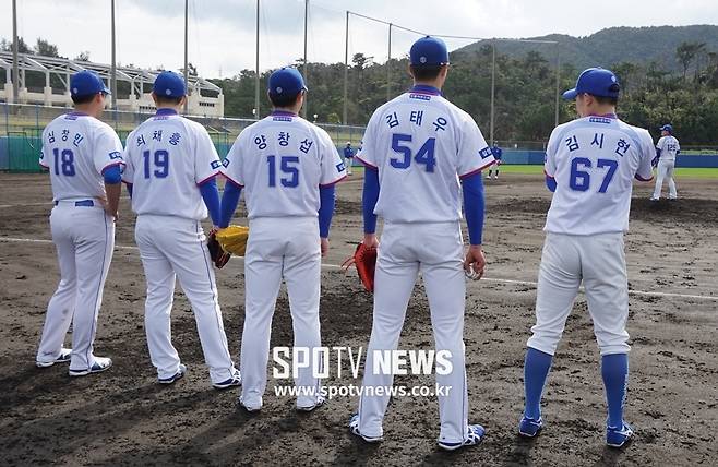 ▲ 삼성 투수진 심창민-최채흥-양창섭-김태우-김시현(왼쪽부터)과 마운드에 서 있는 이은형. ⓒ 오키나와(일본), 박성윤 기자
