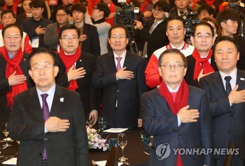 국민의례 하는 홍준표 (경주=연합뉴스) 김준범 기자 = 자유한국당 홍준표 대표가 2일 오후 경북 경주 더케이호텔에서 열린 자유한국당 청년전진대회에 참석해 국민의례를 하고 있다. 2018.2.2      psykims@yna.co.kr