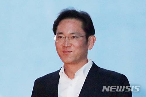 【서울=뉴시스】 조성봉 기자 = 이재용 삼성전자 부회장이 5일 서울 서초동 서울고법에서 열린 항소심에서 집행유예를 선고 받은 뒤 법정을 나서 호송차에 오르며 미소짓고 있다. 2018.02.05.  photo@newsis.com