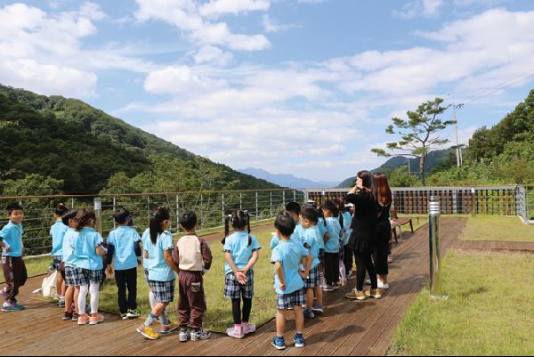 [월간산]토리유아숲체험원에서 어린이를 대상으로 숲체험 교육을 실시하고 있다.