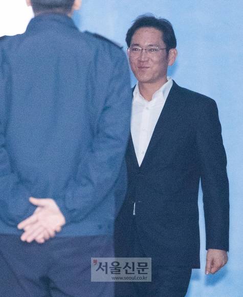 상기된 이재용 “저 석방됐어요~” - 박근혜 전 대통령과 최순실씨 측에 뇌물을 건넨 혐의 등으로 기소된 이재용 삼성전자 부회장이 5일 오후 서울 서초구 서초동 서울고법에서 열린 항소심에서 징역 2년 6개월에 집행유예 4년을 선고받은 후 법정을 나와 호송차로 향하고 있다.손형준 기자 boltagoo@seoul.co.kr 상기된 이재용 “저 석방됐어요~” - 박근혜 전 대통령과 최순실씨 측에 뇌물을 건넨 혐의 등으로 기소된 이재용 삼성전자 부회장이 5일 오후 서울 서초구 서초동 서울고법에서 열린 항소심에서 징역 2년 6개월에 집행유예 4년을 선고받은 후 법정을 나와 호송차로 향하고 있다.손형준 기자 boltagoo@seoul.co.kr