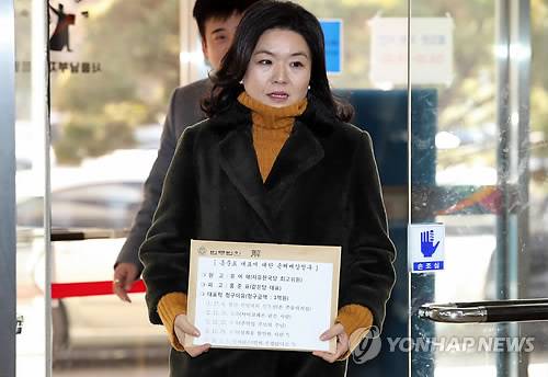 류여해, 홍준표 대표 상대로 손해배상 소송 (서울=연합뉴스) 진연수 기자 = 류여해 자유한국당 전 최고위원이 5일 오후 자유한국당 홍준표 대표를 상대로 한 1억 원의 손해배상청구 소송을 제기하기 위해 서울 양천구 서울남부지법으로 들어서고 있다.     jin90@yna.co.kr