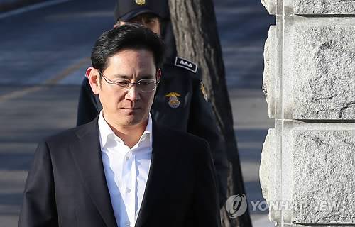 이재용, 353일만에 석방 (의왕=연합뉴스) 박동주 기자 = 항소심 선고공판에서 징역 2년6개월에 집행유예 4년으로 353일만에 석방된 이재용 삼성전자 부회장이 5일 경기도 의왕시 서울구치소를 나서고 있다. pdj6635@yna.co.kr