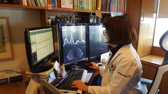 5일 오후 서울 서초구 강남대로 휴먼영상의학센터에서 유방·뇌신경계 영상의학과 전문의인 이재희 원장이 한 환자의 유방 MRI 촬영 영상을 판독하고 있다. / 허지윤 기자