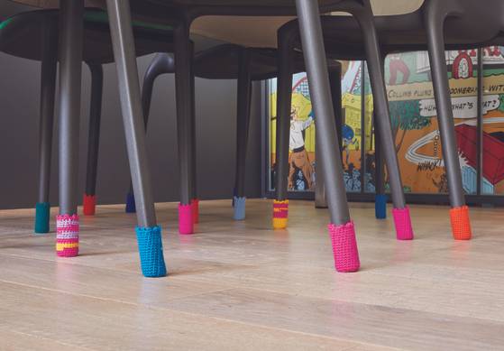 층간소음 방지를 위해 의자 다리마다 씌운 색색의 코바늘 니트 양말. 바닥부터 발랄한 기운이 솟는 느낌이다. [양성모 프리랜서]