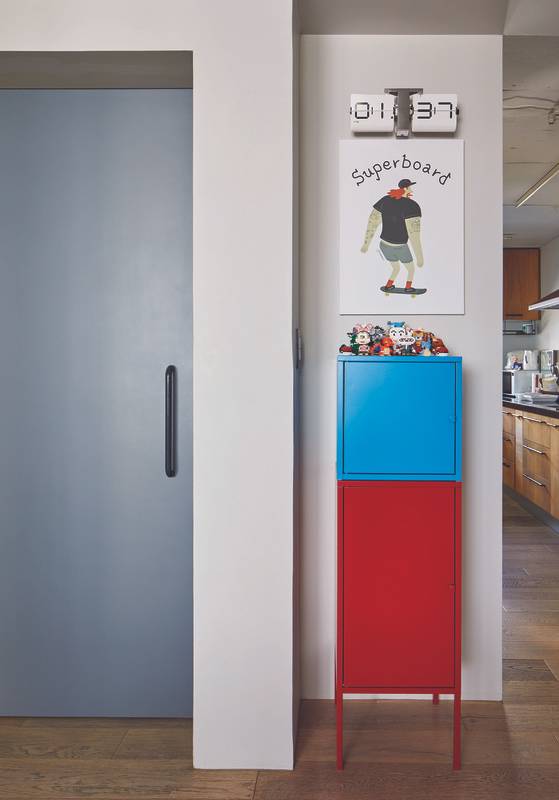 아들 방과 연결된 코너에는 컬러풀한 캐비넷을 세웠다. 거실에서 가장 눈에 띄는 배트맨 벽지에서 빨강과 파랑색을 뽑아온 듯 컬러를 매치한 것이다. [사진 양성모 프리랜서]