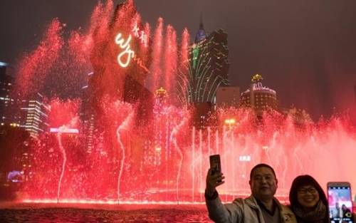 마카오 카지노를 배경으로 사진 찍는 중국 관광객 [블룸버그=연합뉴스]