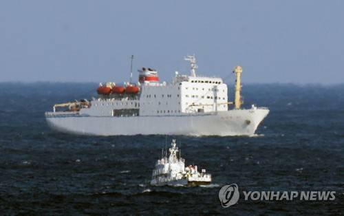 [올림픽] 북 예술단 태운 만경봉호 입항 (동해=연합뉴스) 김주성 기자 = 평창동계올림픽을 계기로 강릉과 서울에서 공연할 북한 예술단 본진을 태운 만경봉 92호가 6일 오후 강원도 동해시 묵호항으로 들어오고 있다. 2018.2.6      utzza@yna.co.kr