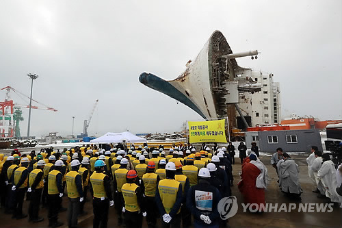 세월호야 '안전하게 서다오' (목포=연합뉴스) 박철홍 기자 = 6일 오후 전남 목포 신항에서 세월호 선체 직립 착공식 및 안전기원제가 열려 종교의식이 진행되고 있다. 2018.2.6