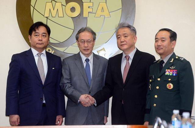 2015년 4월14일 서울 외교부 청사에서 한일 양국의 외교·국방당국이 안보 문제를 논의하는 한일 안보정책협의회가 열렸다. 회의 시작 전 이상덕 외교부 동북아 국장(오른쪽에서 두번째)과 이하라 준이치 일본 외무성 아시아대양주국장이 악수하고 있다. 오른쪽은 박철균 국방부 국제정책차장, 왼쪽은 스즈키 아쓰오 일본 방위성 방위정책국 차장. /조선일보 DB